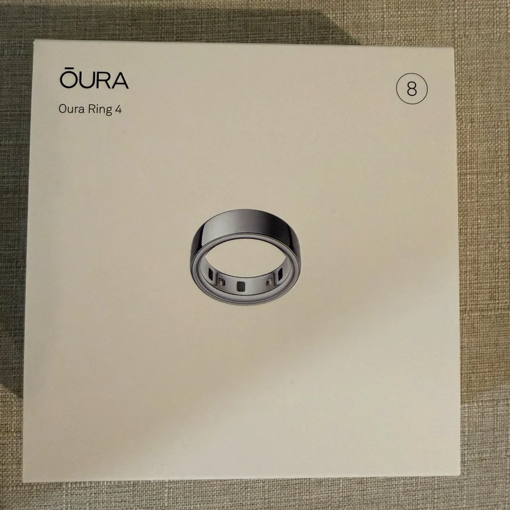 Oura Ring 4 in Elegant Silver